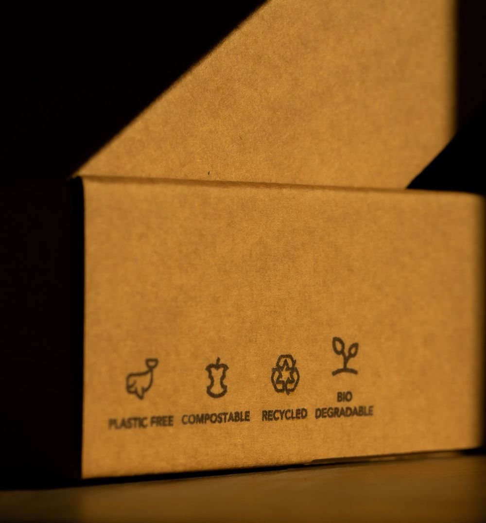 Crown Win - Paper with FSC certification and recycling label and biodegradable coating