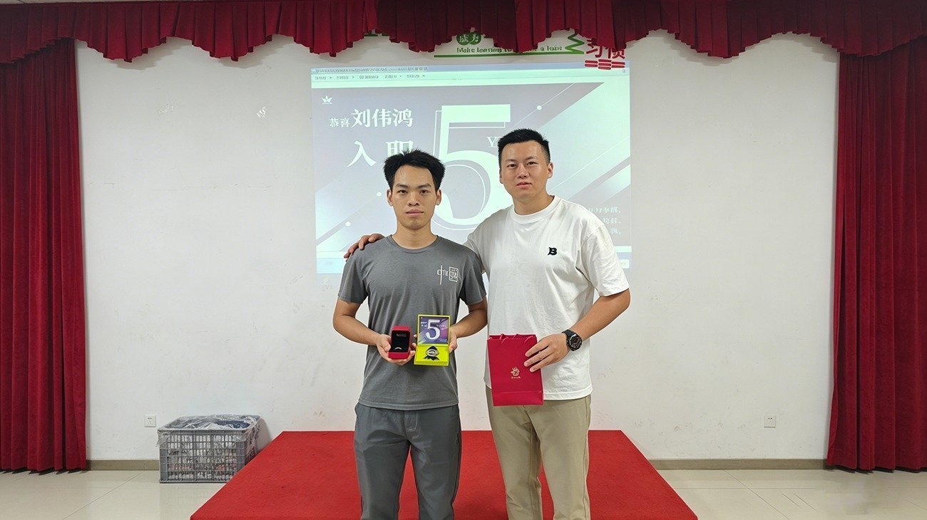 Crown Win Production Department employee Liu Weihong was awarded the Five Year Service Award at the company's anniversary celebration